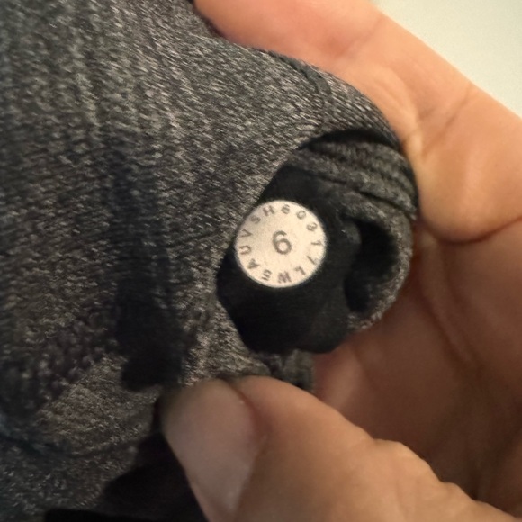 Lululemon leggings. Heathered dark grey. Size 6 - Picture 4 of 4